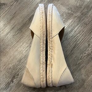 Like New OluKai Tan Embroidered Espadrilles size 9
